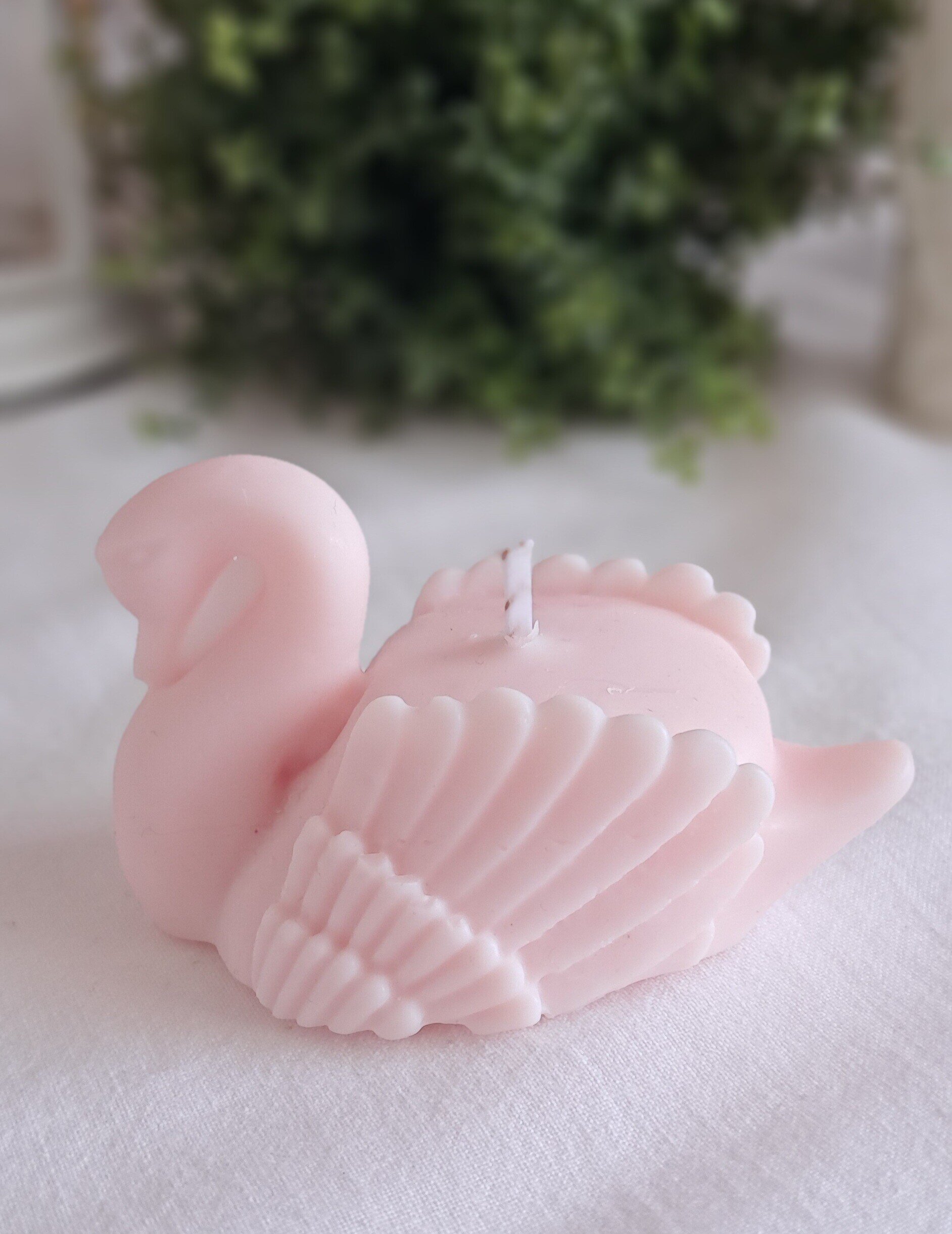 Vela artesanal decorativa con forma de cisme en color rosa